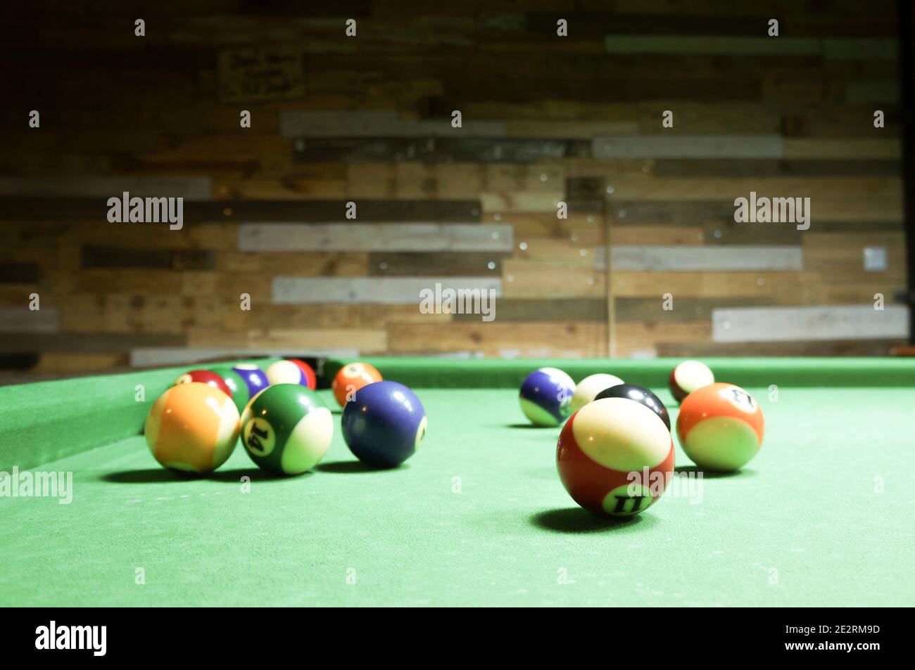 Boules de billard sur une table verte Banque D'Images