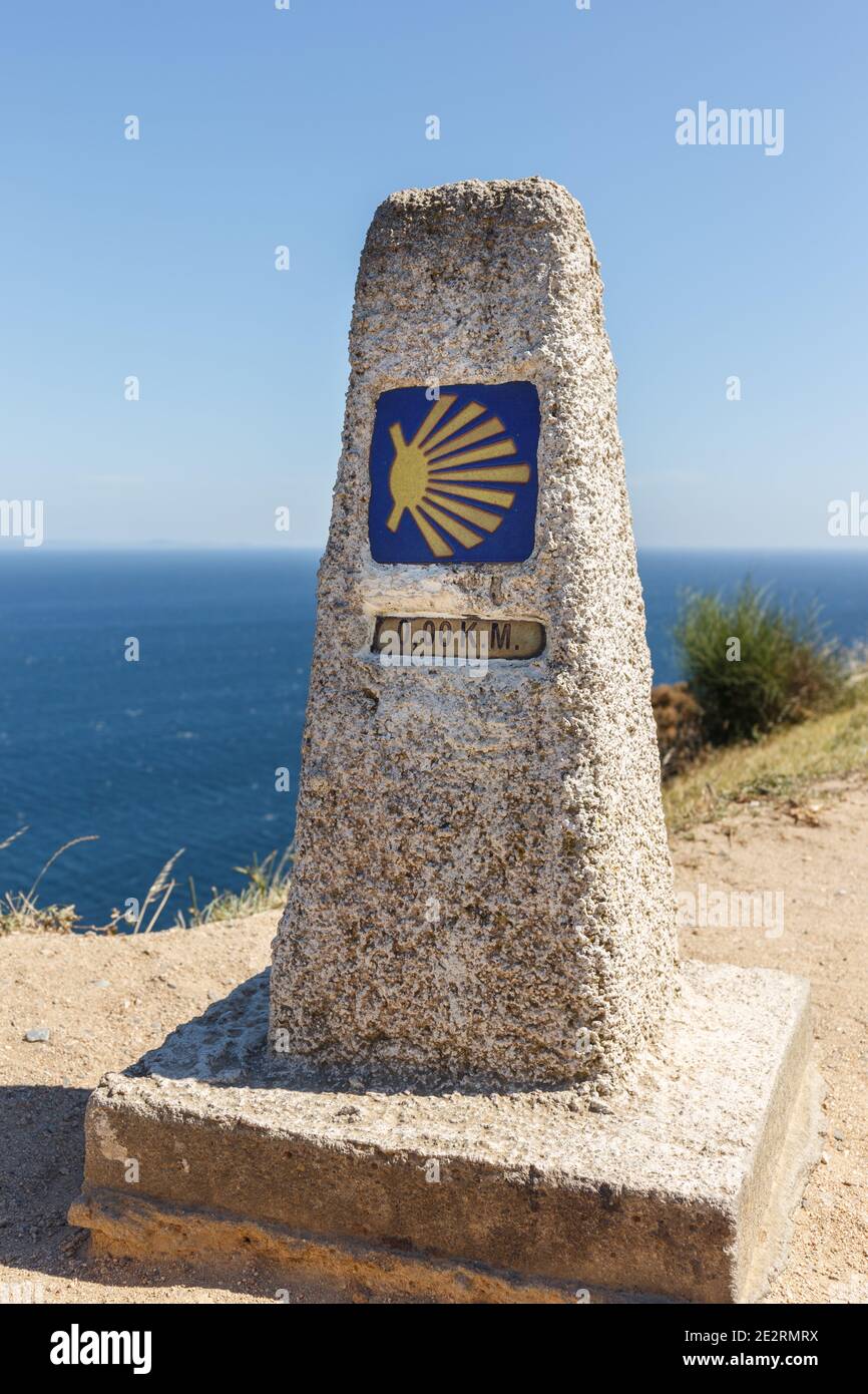 Étape de St.James Way avec panneau jaune de Saint-Jacques, qui indique la fin de la route, 0.00 km, Cap Finisterre, Galice, Espagne Banque D'Images