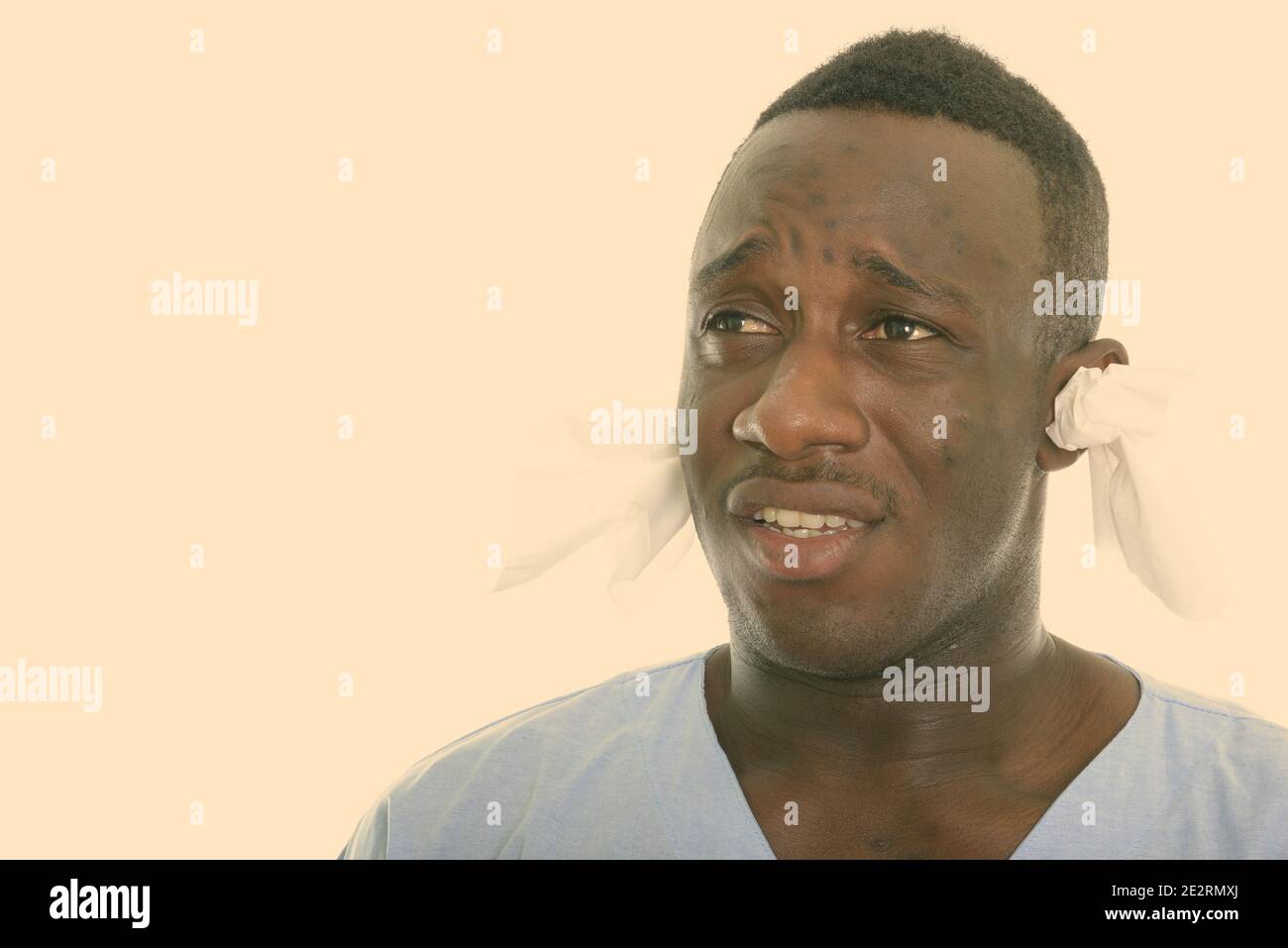 Close up of young black man patient Africain tout en pensant à la malade de tissus dans ses oreilles Banque D'Images