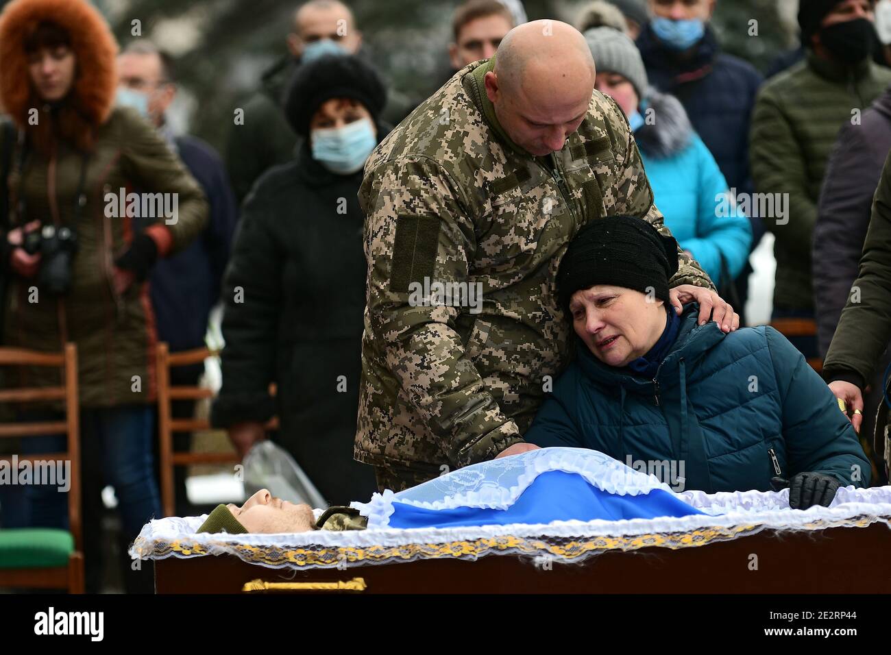 Non exclusif: ZAPORIZHHIA, UKRAINE - 14 JANVIER 2021 - la mère et un frère aîné du soldat péri Oleh Andriienko grieve pendant la période de la fête Banque D'Images