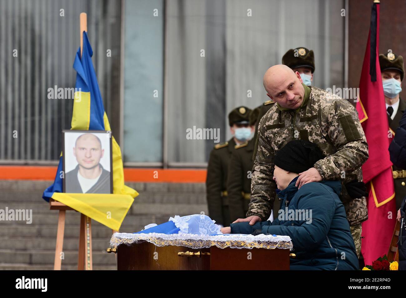 Non exclusif: ZAPORIZHHIA, UKRAINE - 14 JANVIER 2021 - la mère et un frère aîné du soldat péri Oleh Andriienko grieve pendant la période de la fête Banque D'Images