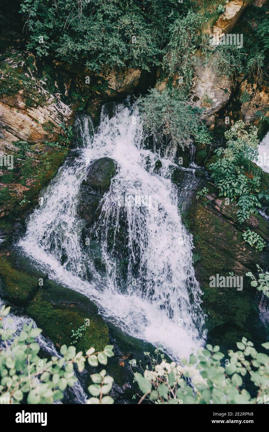 Une cascade dans une ville rustique de Catalogne, Espagne. La rivière descend fortement éclairée par les rayons du soleil Banque D'Images