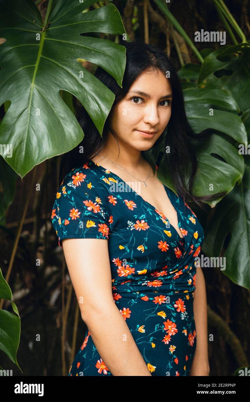 Femme hispanique au milieu des feuilles et de la nature - portrait de la jeune femme au milieu de la nature tropicale Banque D'Images