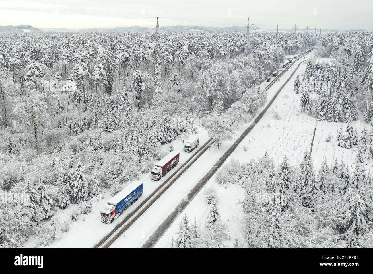 Eriskirch, Allemagne. 13 mars 2020. Les camions sont stationnés sur l'autoroute fédérale 31 près d'Eriskirch entre Lindau et Friedrichshafen. Plusieurs conducteurs ont dû passer la nuit dans leur voiture. (Photographie aérienne prise avec un drone) Credit: Felix Kästle/dpa/Alamy Live News Banque D'Images