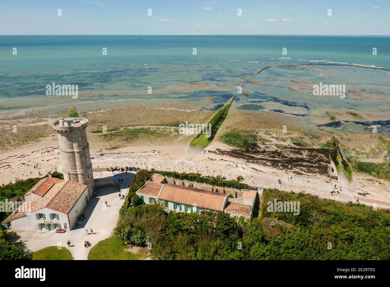 Ile de Ré, Île de Rhe (au large des côtes de l'ouest de la France) : Saint-Clément-des-Baleines. Vue depuis le sommet du Phare des baleines, phare des baleines, Banque D'Images