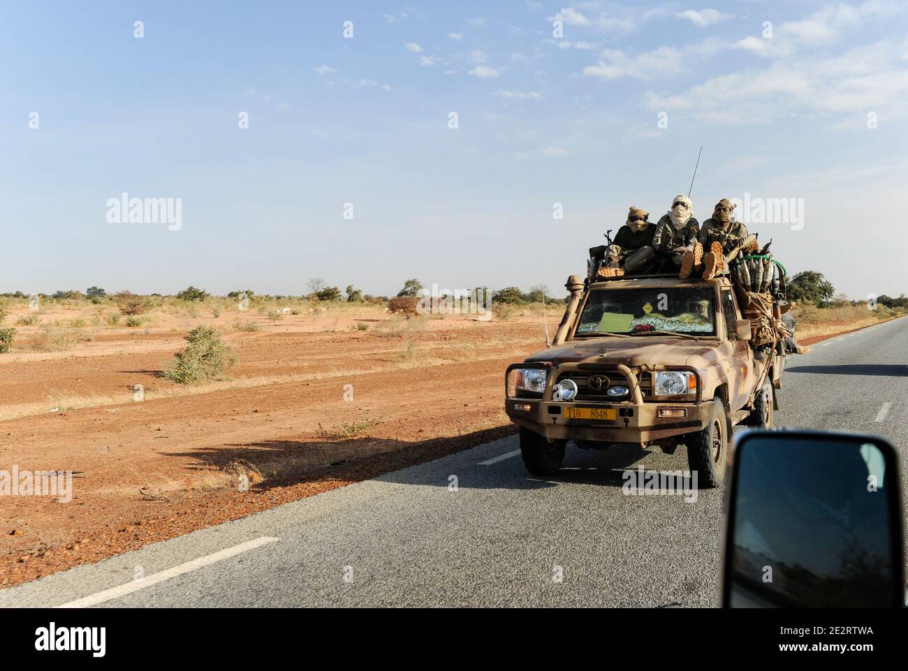 NIGER, 2000 soldat armé du Tchad avec Toyota ramasseurs sur le chemin du Mali, ils font partie de la mission de la CEDEAO dans la guerre du Mali pour soutenir les troupes françaises dans l'opération Serval 2012 contre les groupes terroristes / NIGER, 2000 Soldaten mit mobilen Toyota Pickups der Interventionstruppe aus dem Tschad auf Durchreise auf der Strasse von Maradi nach Niamey nach Nordmali als Verstaerkung des CEDEAO Kontingent und der franzoesischen Armee in der Operation Serval 2012 im Kampf gegen Islamisten Banque D'Images