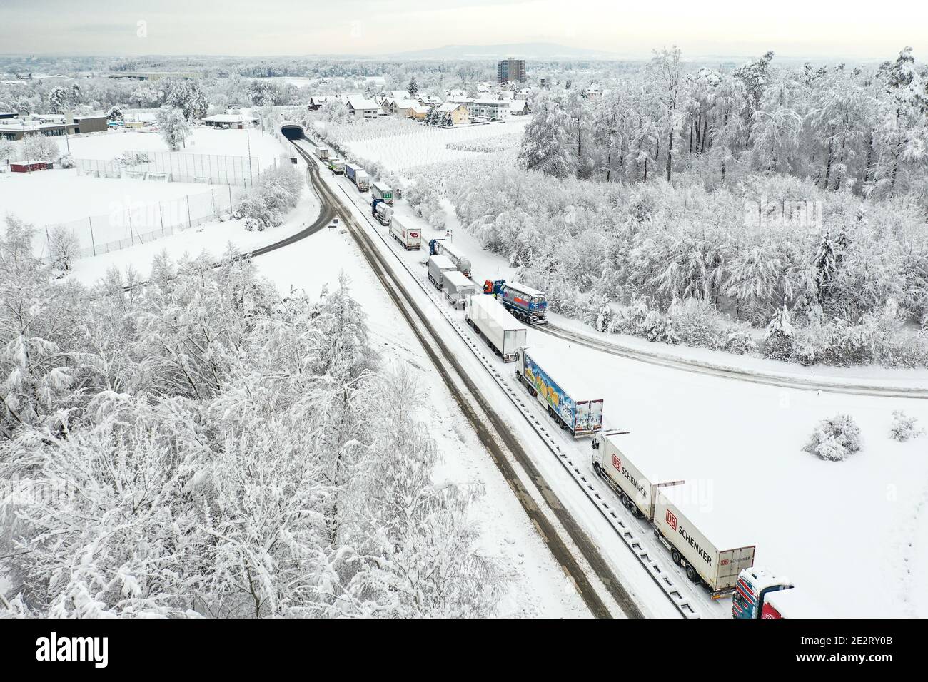 Eriskirch, Allemagne. 15 janvier 2021. Les camions sont stationnés sur l'autoroute fédérale 31 près d'Eriskirch entre Lindau et Friedrichshafen. Plusieurs conducteurs ont dû passer la nuit dans leur voiture. (Photographie aérienne prise avec un drone) Credit: Felix Kästle/dpa/Alamy Live News Banque D'Images