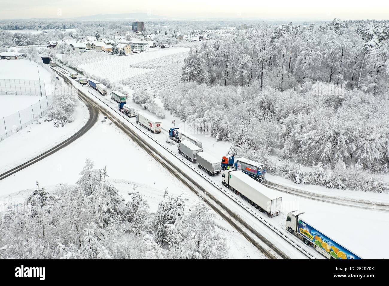 Eriskirch, Allemagne. 15 janvier 2021. Les camions sont stationnés sur l'autoroute fédérale 31 près d'Eriskirch entre Lindau et Friedrichshafen. Plusieurs conducteurs ont dû passer la nuit dans leur voiture. (Photographie aérienne prise avec un drone) Credit: Felix Kästle/dpa/Alamy Live News Banque D'Images