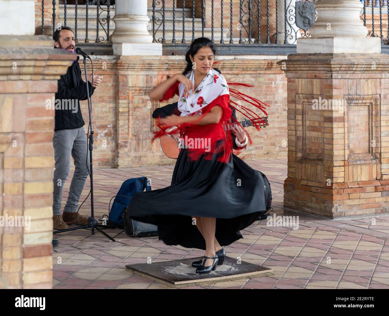 Séville, Espagne - 10 janvier 2021 : danseuse passionnée de flamenco dansant en vêtements colorés sur la Plaza de Espana à Séville Banque D'Images