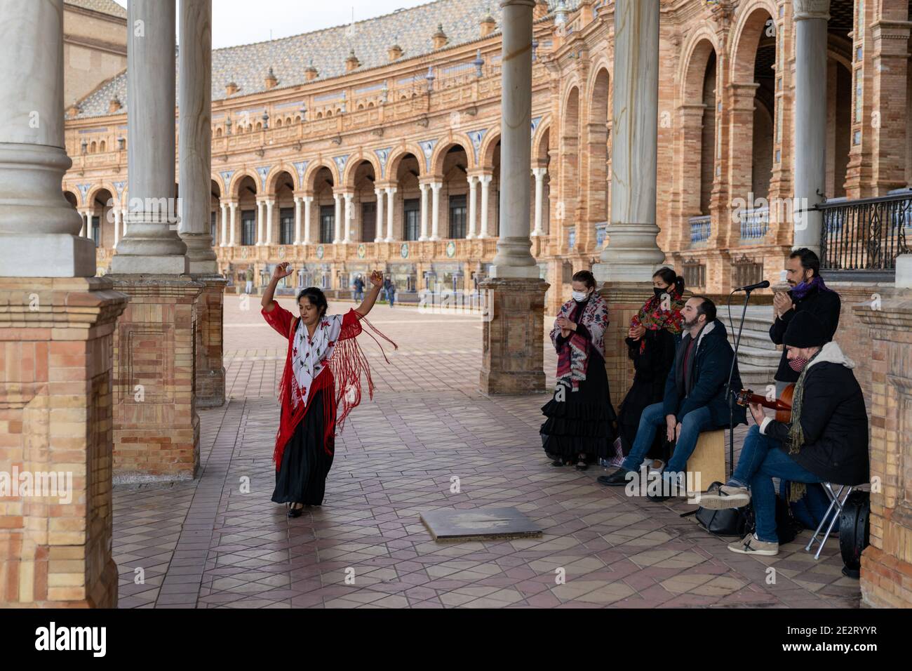Séville, Espagne - 10 janvier 2021 : groupe de musique flamenco et danseurs se produisent sur la Plaza de Espana à Séville à l'époque du coronavirus Banque D'Images