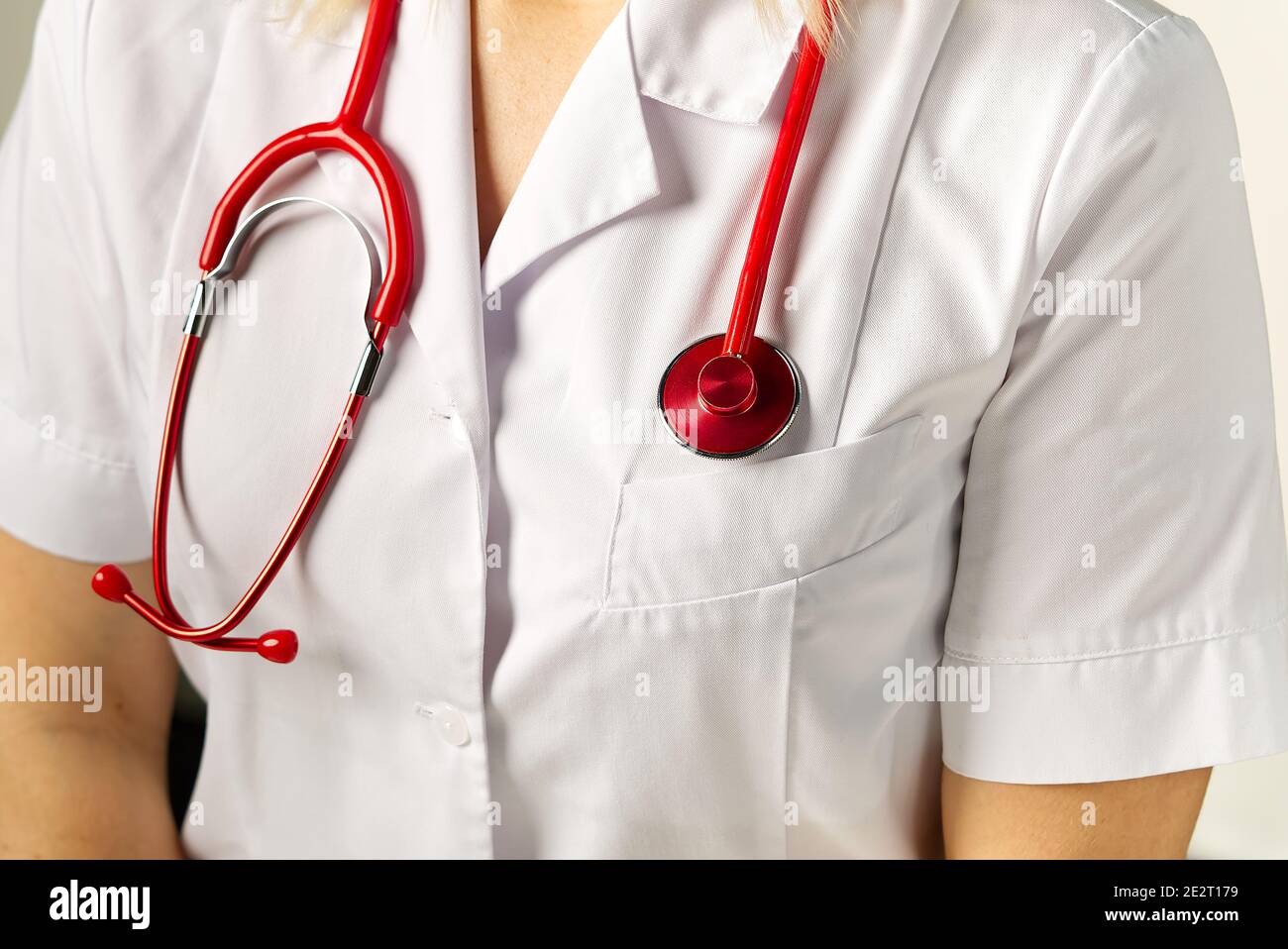 gros plan lumineux du médecin avec stéthoscope rouge. Antécédents médicaux Banque D'Images