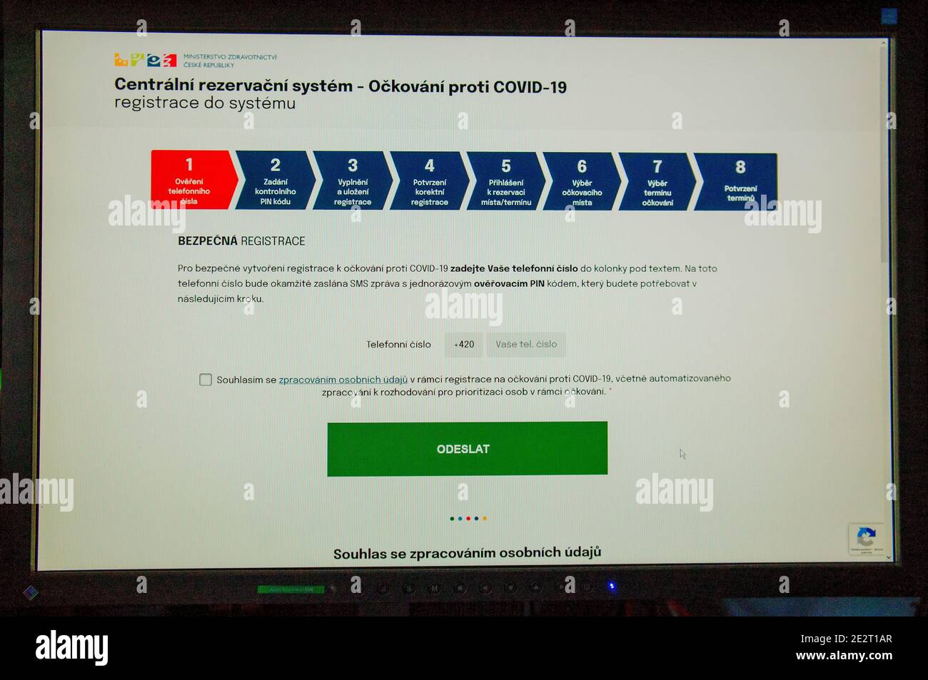 Les personnes âgées de plus de 80 ans ont réservé toutes les dates et heures de vaccination contre le coronavirus dans le système de réservation en ligne tchèque, qui a commencé à travailler un Banque D'Images