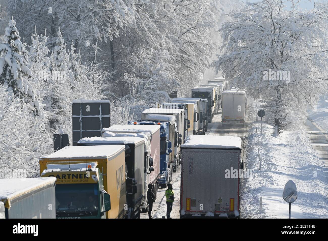 Eriskirch, Allemagne. 15 janvier 2021. Les camions sont stationnés sur l'autoroute fédérale 31 près d'Eriskirch entre Lindau et Friedrichshafen. Plusieurs conducteurs ont dû passer la nuit dans leur voiture. Credit: Felix Kästle/dpa/Alay Live News Banque D'Images