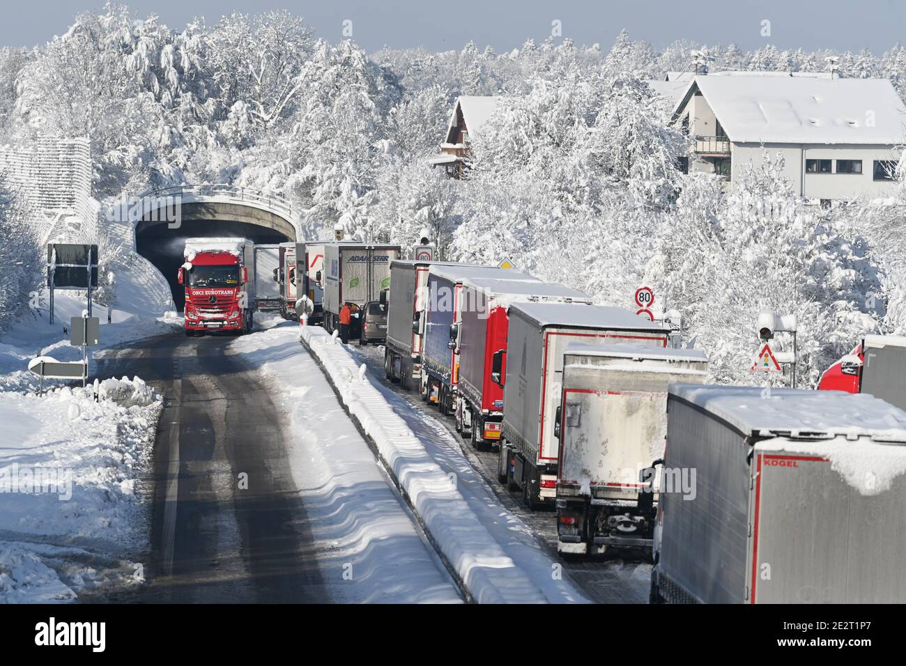Eriskirch, Allemagne. 15 janvier 2021. Les camions sont stationnés sur l'autoroute fédérale 31 près d'Eriskirch entre Lindau et Friedrichshafen. Plusieurs conducteurs ont dû passer la nuit dans leur voiture. Credit: Felix Kästle/dpa/Alay Live News Banque D'Images