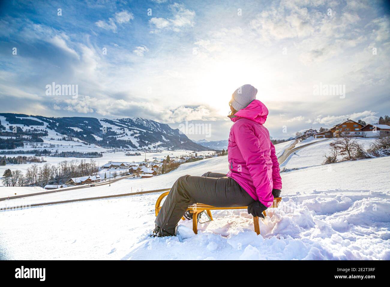 Allemagne, Bavière, Allgäu, femme profitant d'une journée d'hiver en traîneau Banque D'Images