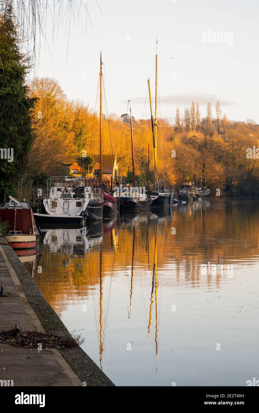 Bateaux amarrés sur la rivière Medway à l'écluse d'Allington près de Maidstone One Kent, janvier 2021 Banque D'Images