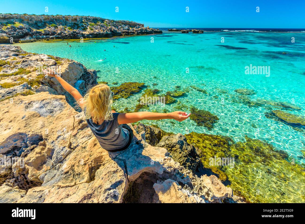 Bonne femme appréciant la mer tropicale turquoise de Little Salmon Bay, baie populaire sur l'île de Rottnest, Australie occidentale. Little Salmon Bay est abritée Banque D'Images