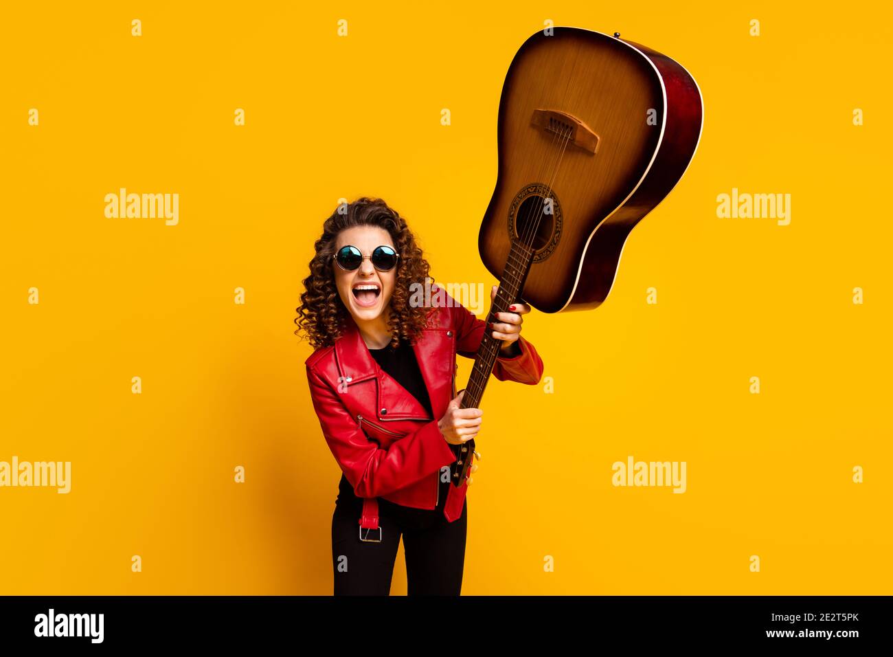 Portrait de fou fou gai gai-cheveux de fille guitariste musicien combat  avec guitare ayant plaisir isolé sur fond jaune vif Photo Stock - Alamy