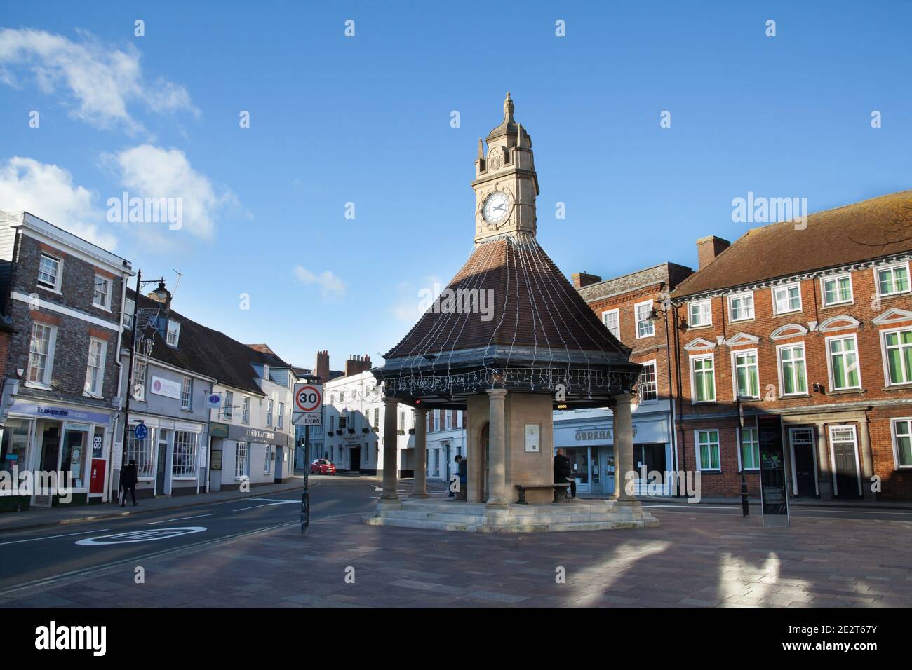 The Clock Tower et Broadway à Newbury, Berkshire au Royaume-Uni, pris le 19 novembre 2020 Banque D'Images