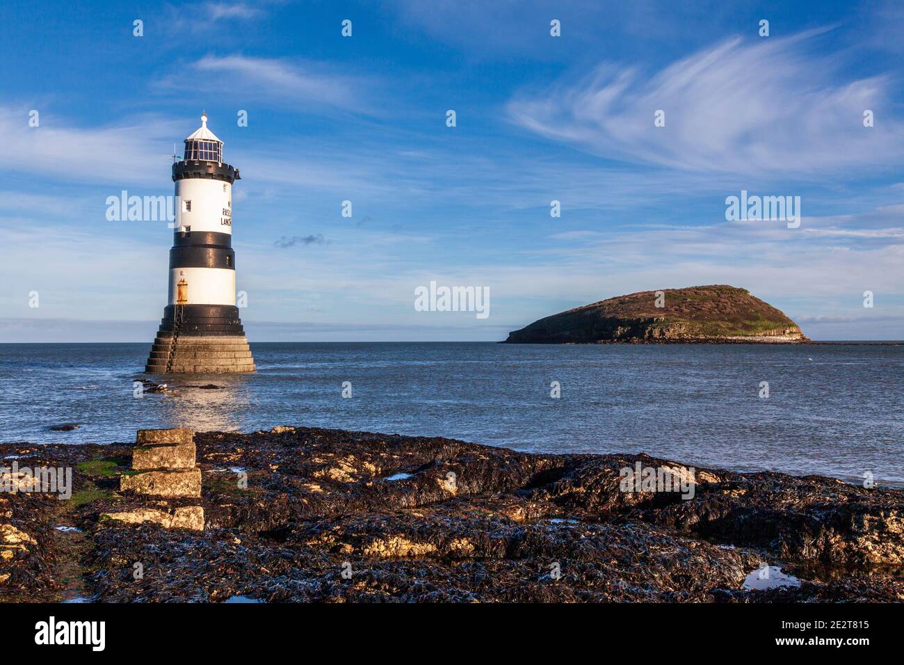 Le phare de Penmon (Trwyn du) et l'île de Puffin sur le détroit de Menai, Anglesey, pays de Galles Banque D'Images