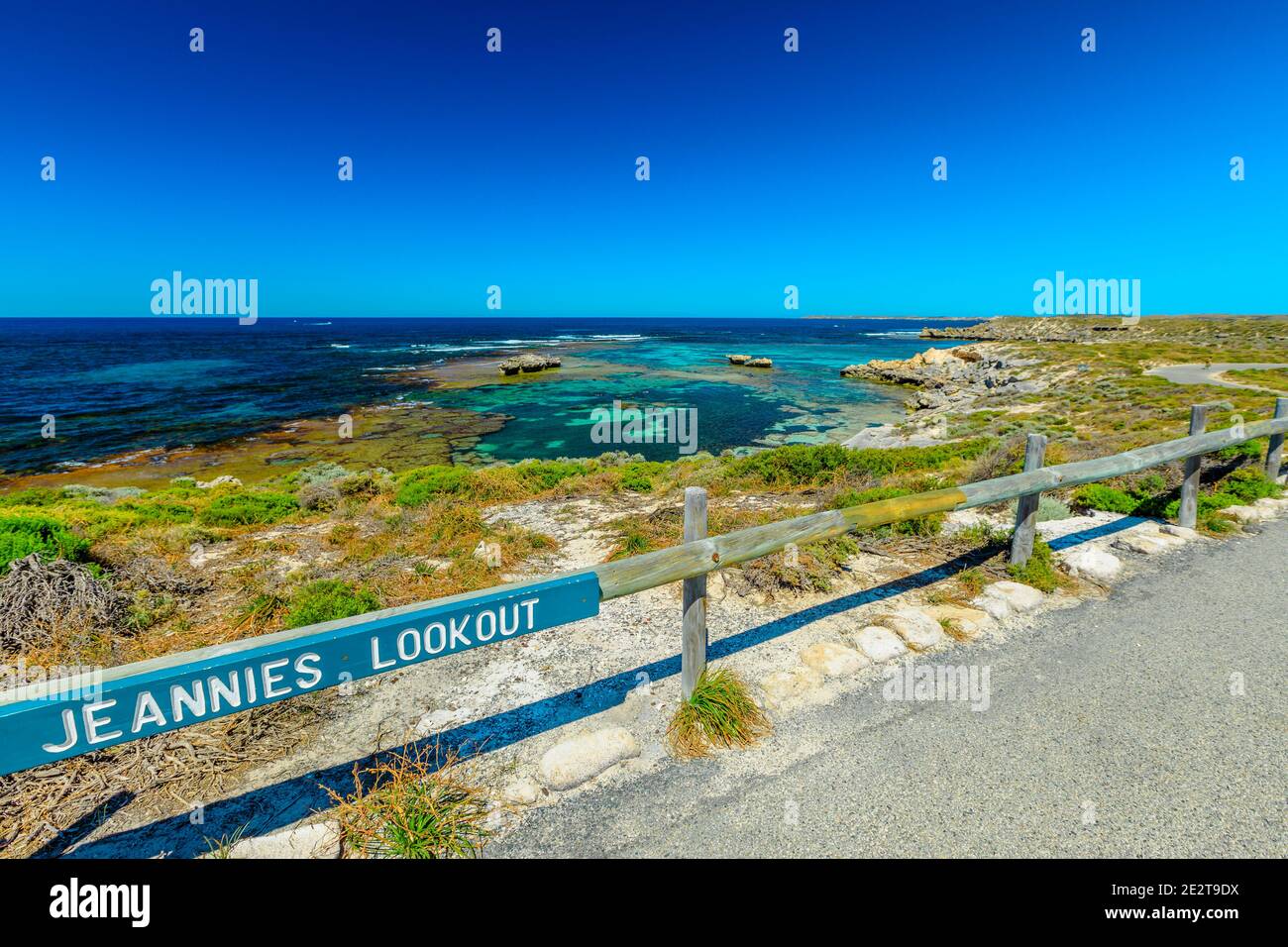 Panneau Jeannies Lookout à Rottnest Island, en Australie occidentale. Vue panoramique sur la mer tropicale turquoise et les rochers accidentés. Tourisme près de Perth. Banque D'Images