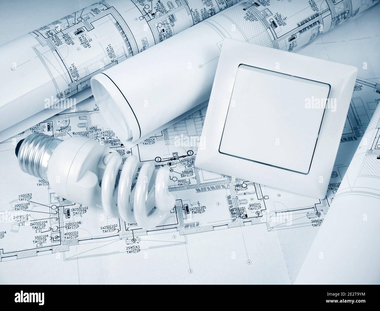 Vue en grand angle sur le plan de l'installation électrique avec interrupteur et lampe. Image en tons Banque D'Images