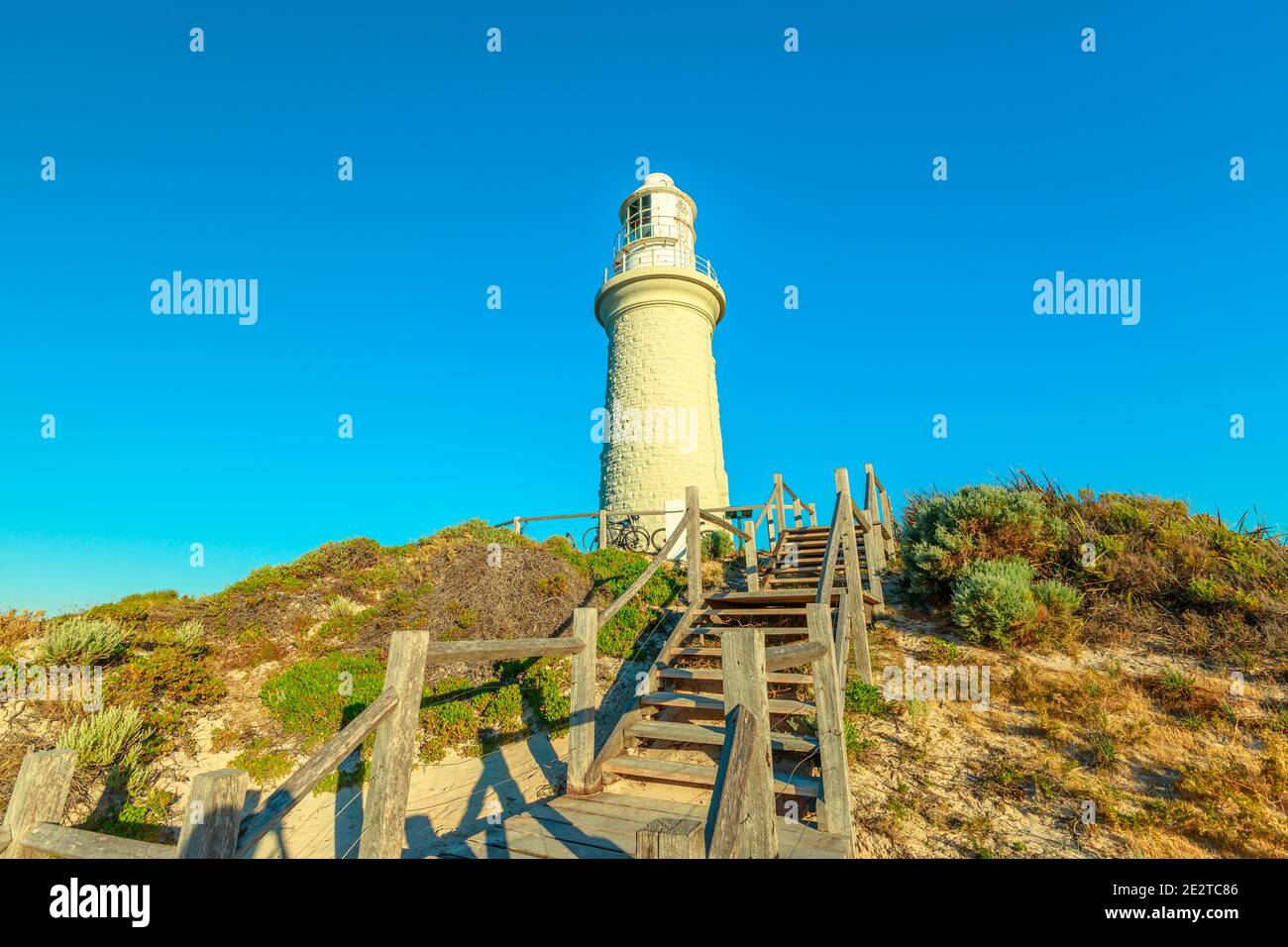 Escaliers menant au phare de Bathurst, sur la côte nord de l'île Rottnest, près de Perth, en Australie occidentale. Après-midi ensoleillé avec ciel bleu. Banque D'Images