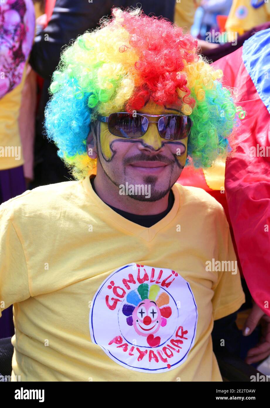 ADANA,TURQUIE-AVRIL 9:Clown non identifié avec perruque colorée posant à Orange Blossom Carnaval.avril 9,2017 à Adana, Turquie Banque D'Images