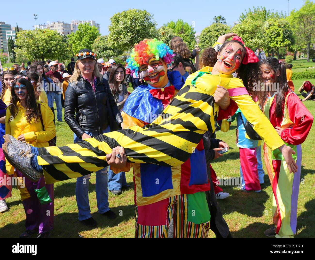 ADANA,TURQUIE-AVRIL 9:Clown heureux non identifié tenant la fille Clown et posant à Orange Blossom Carnaval.avril 9,2017 à Adana, Turquie Banque D'Images