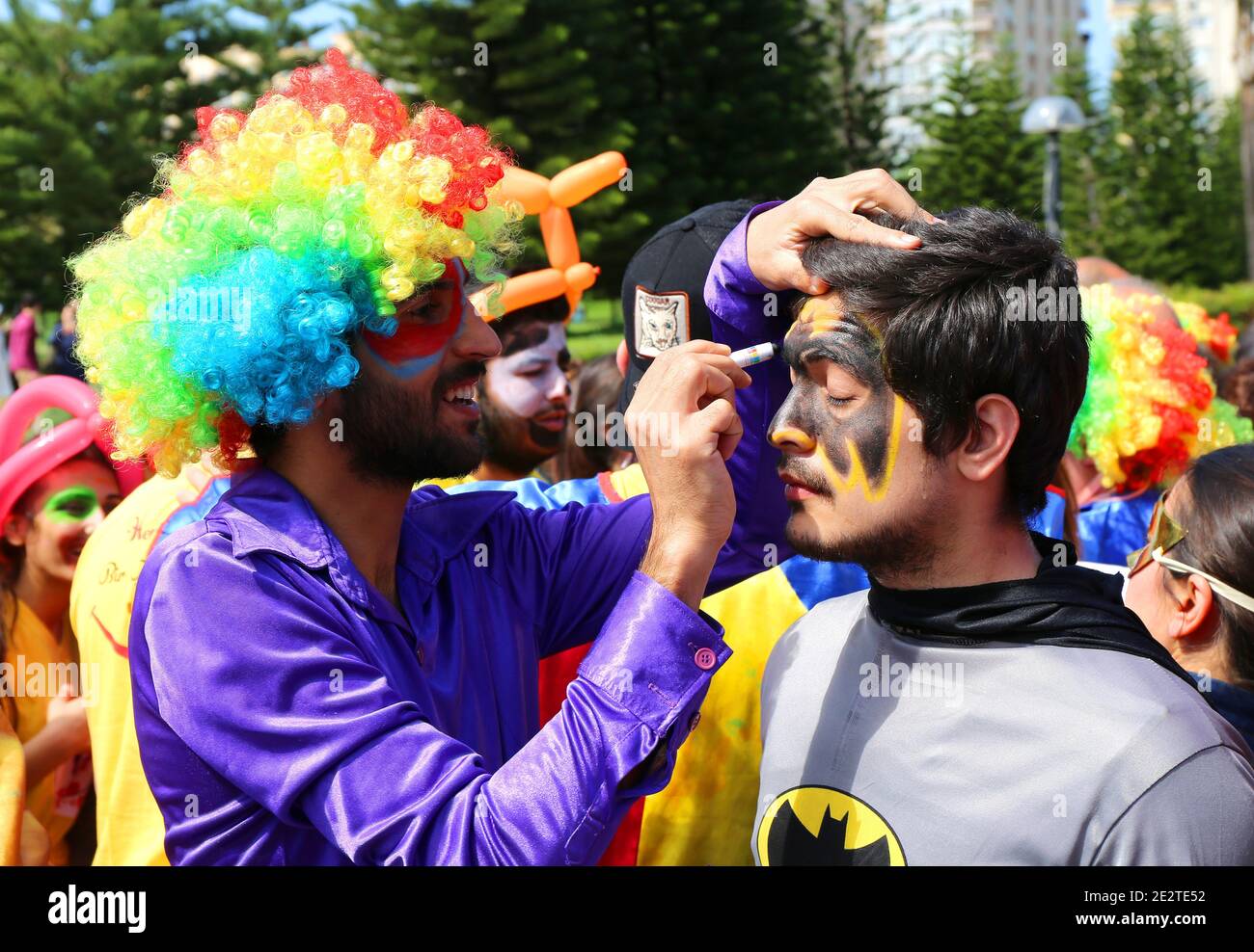 ADANA,TURQUIE-AVRIL 9:un type de peinture Clown non identifié avec le visage de costume de Batman à Orange Blossom Carnaval.avril 9,2017 à Adana, Turquie Banque D'Images