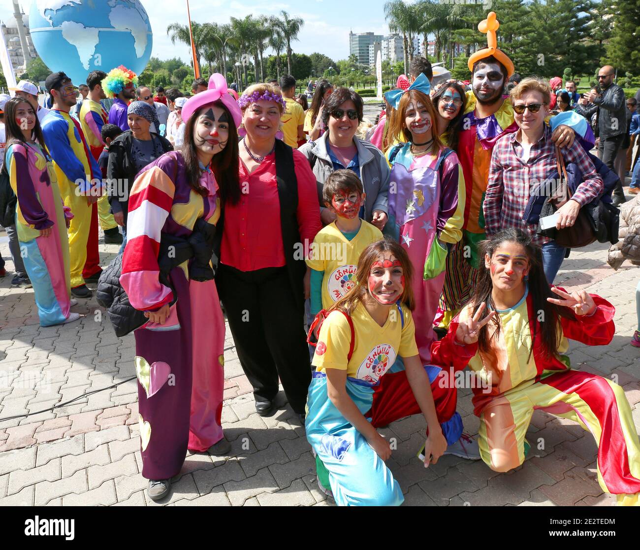 ADANA,TURQUIE-AVRIL 9:Unidentified Happy Clowns a pris la photo avec les visiteurs de Carnaval à Orange Blossom Carnaval.avril 9,2017 à Adana, Turquie Banque D'Images