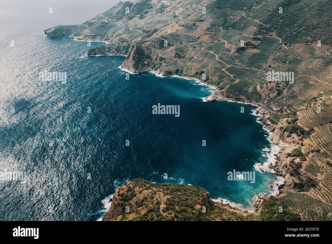 Vue sur une côte rocheuse vide, mer azur, montagne et rochers, Turquie Banque D'Images