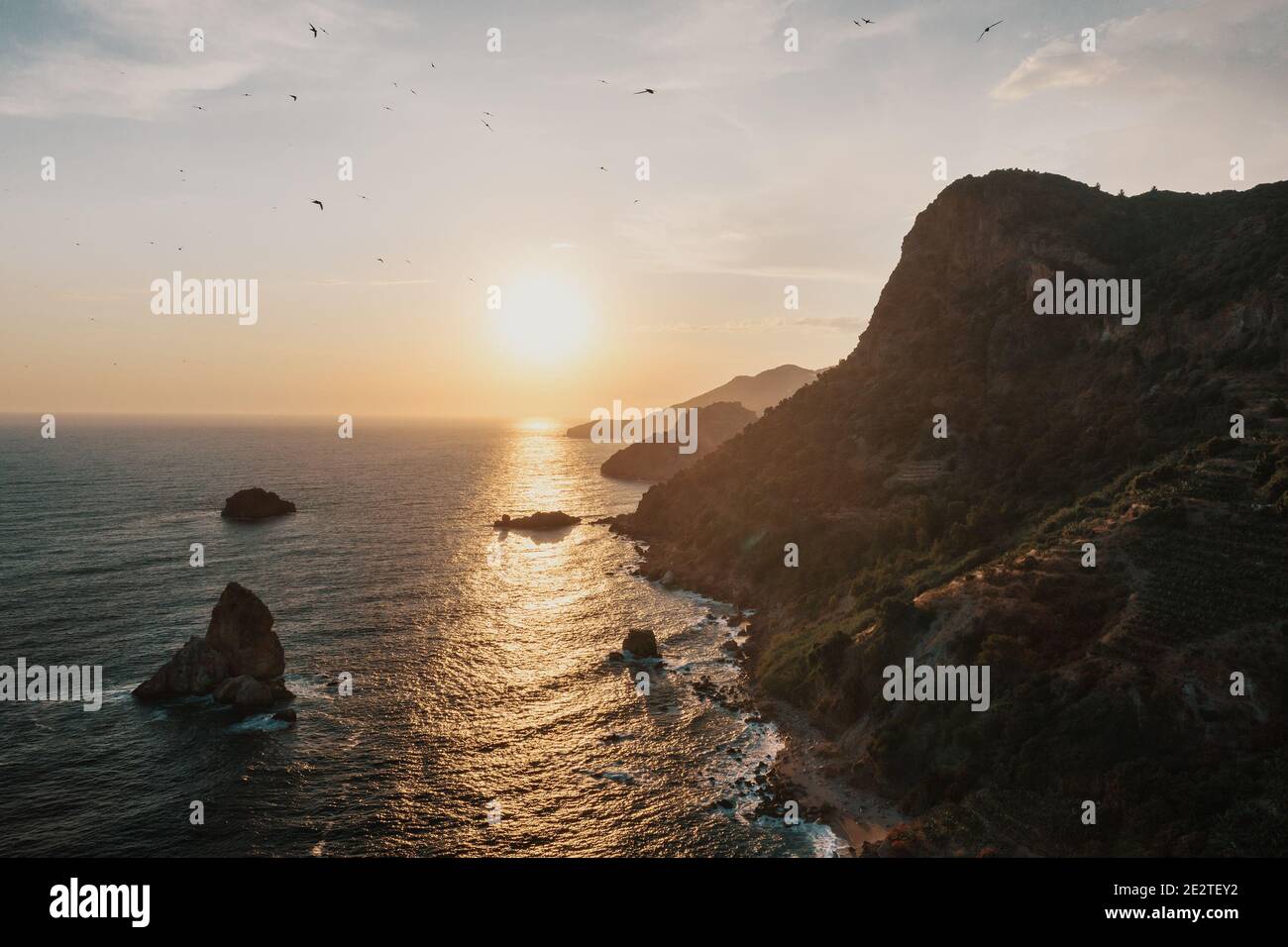Vue sur une côte rocheuse vide, mer azur, montagne et rochers, Turquie Banque D'Images
