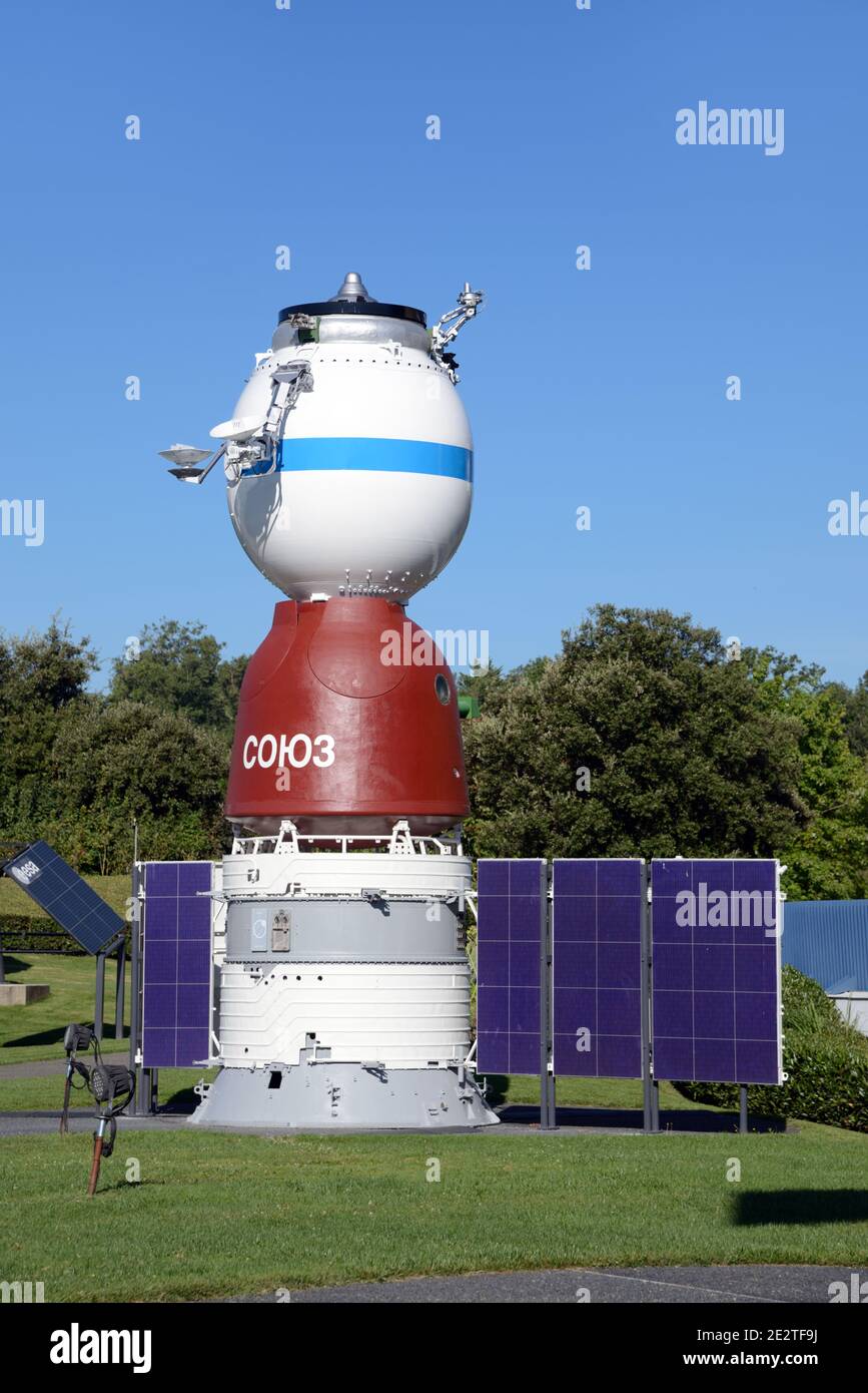 Modèle à grande échelle ou reproduction d'engins spatiaux soviétiques et russes Soyouz À la Cité de l'espace ou au parc à thème SpaceFlight Toulouse France Banque D'Images