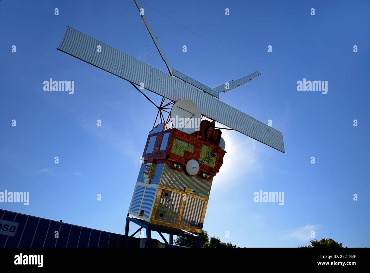 Modèle à grande échelle ou reproduction du satellite européen de télédétection (ERS-2) à la Cité de l'espace ou au parc à thème SpaceFlight Toulouse France Banque D'Images