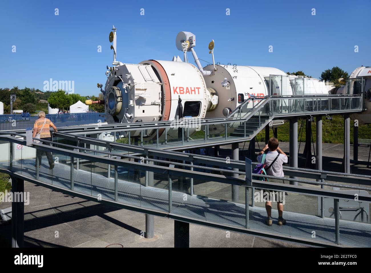 Les touristes visitent la Station spatiale russe soviétique MIR modèle pleine grandeur Reproduction à la Cité de l'espace ou au parc à thème SpaceFlight Toulouse France Banque D'Images