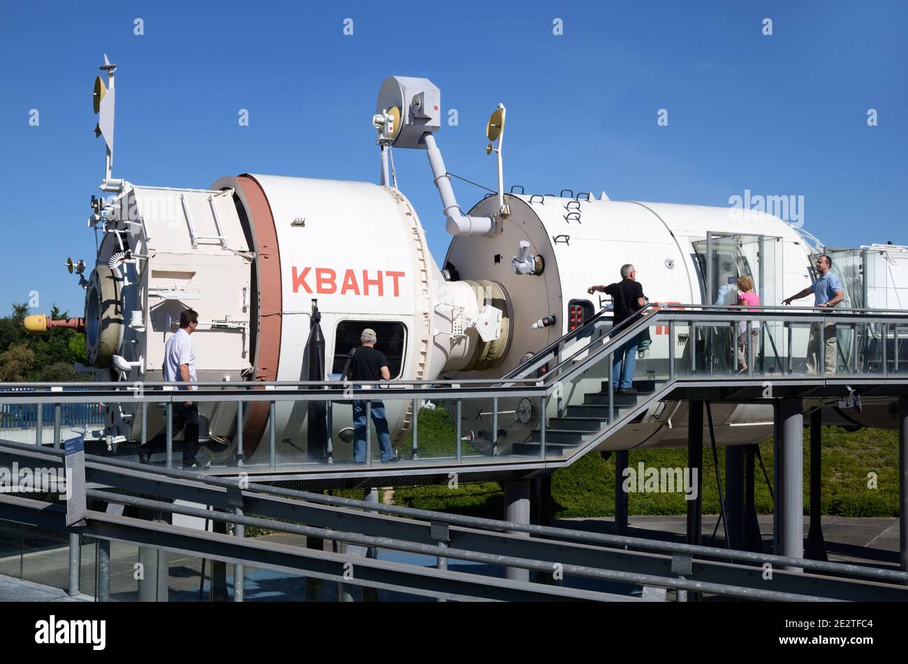Les touristes visitent la Station spatiale russe soviétique MIR modèle pleine grandeur Reproduction à la Cité de l'espace ou au parc à thème SpaceFlight Toulouse France Banque D'Images