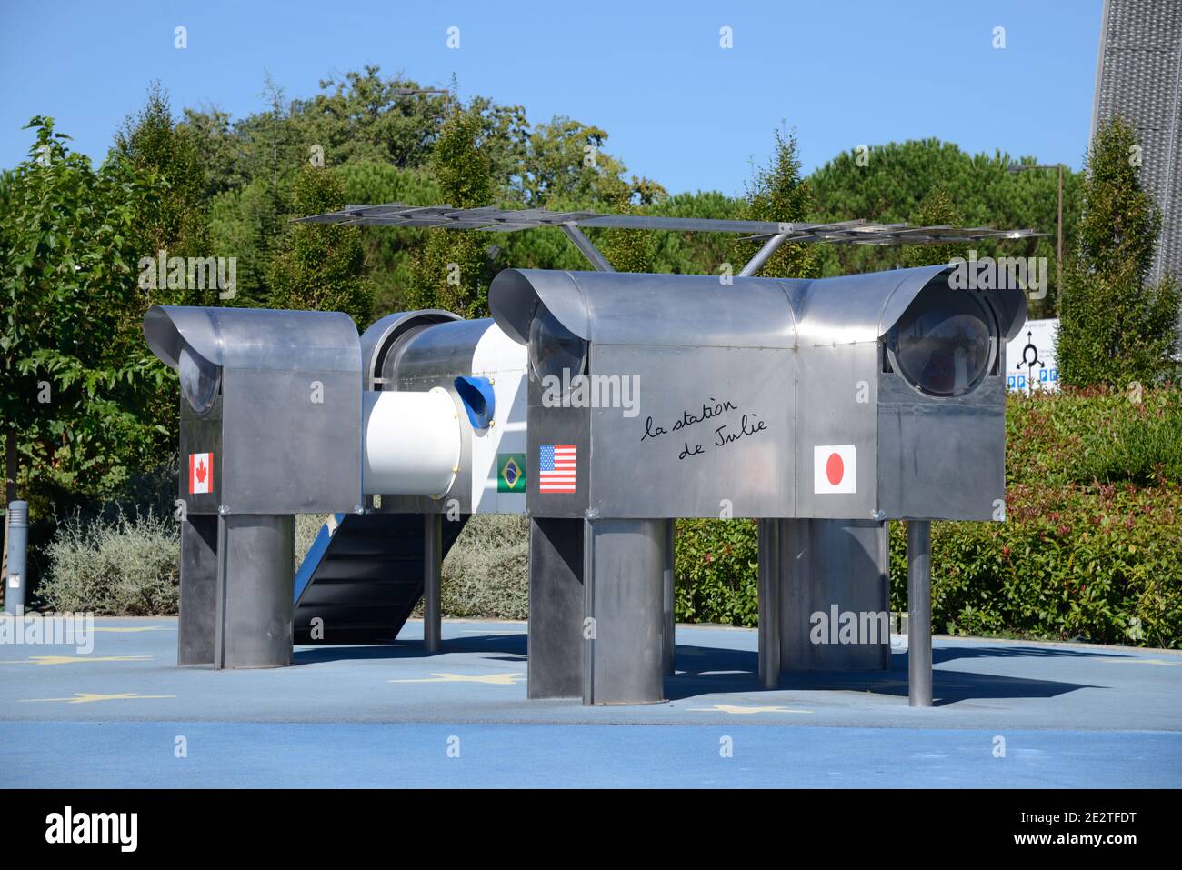 Vaisseau spatial Playhouse dans le terrain de jeu pour enfants sur le thème de l'espace à la Cité de l'espace ou le parc à thème SpaceFlight Toulouse France Banque D'Images