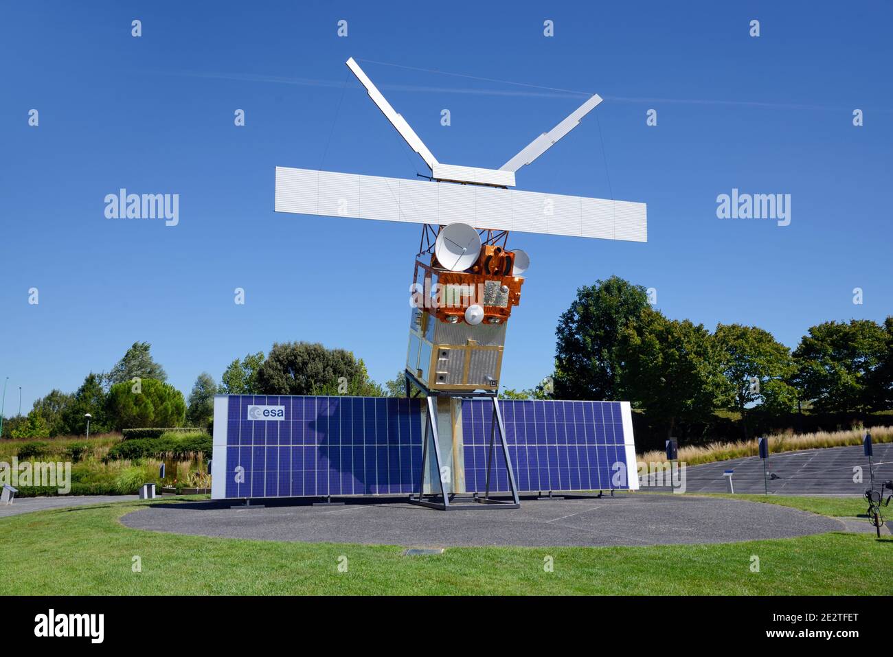 Modèle à grande échelle ou reproduction du satellite européen de télédétection (ERS-2) à la Cité de l'espace ou au parc à thème SpaceFlight Toulouse France Banque D'Images