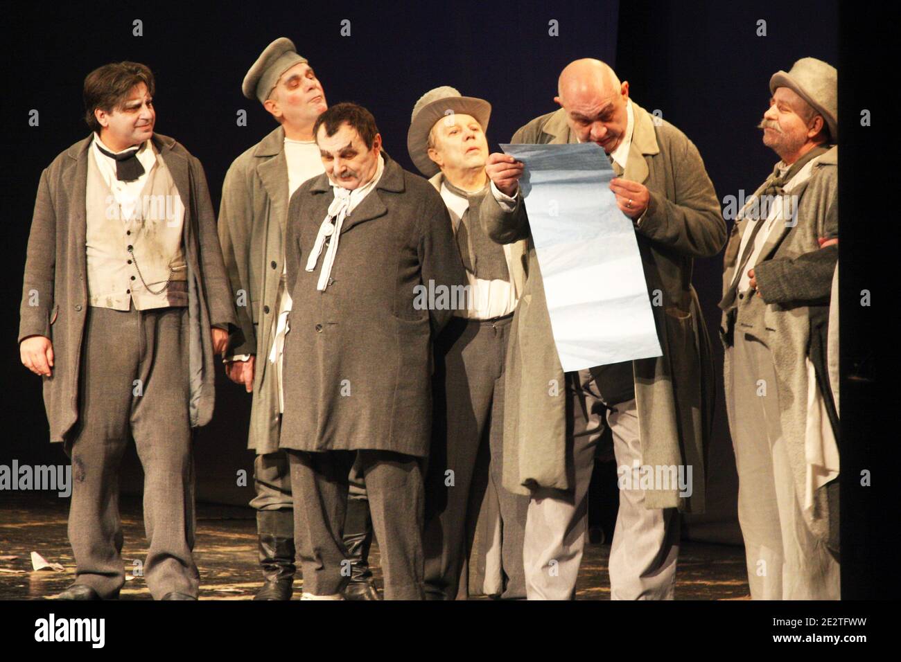 Acteurs roumains exécutant dans "l'inspecteur général" par Gogol Banque D'Images