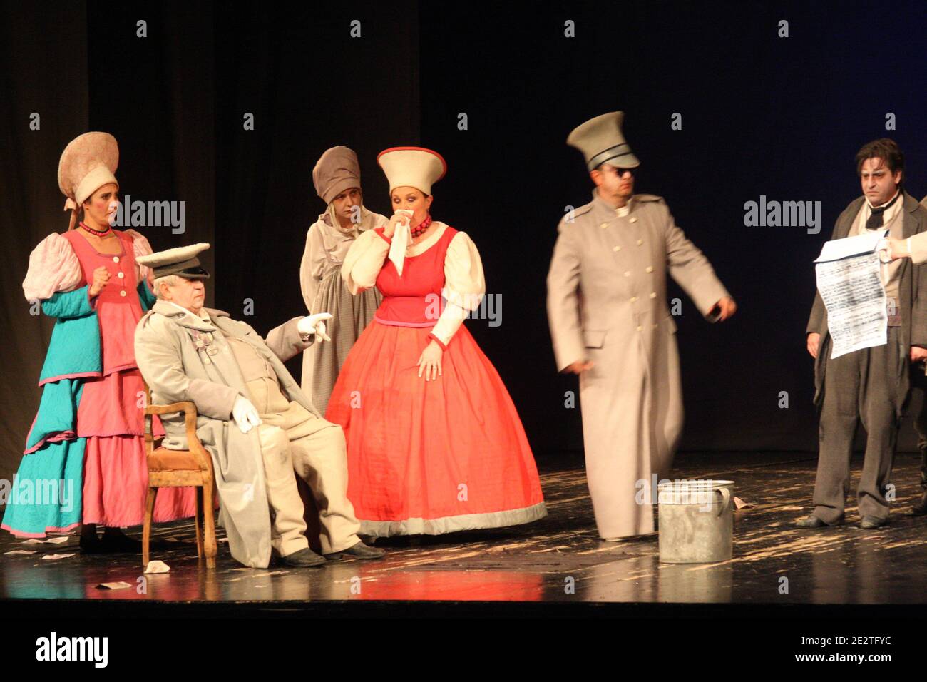 Acteurs roumains exécutant dans "l'inspecteur général" par Gogol Banque D'Images