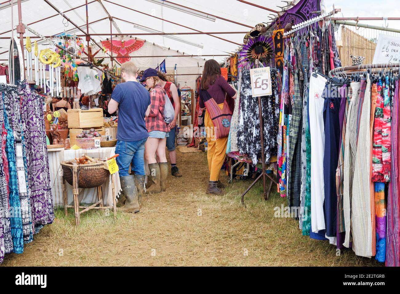 Festival Goers shopping au Womad Festival 2015, Charlton Park, Malmesbury, 26 juillet 2015 Banque D'Images