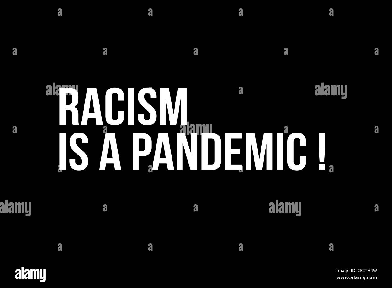 Le racisme est une pandémie. Texte blanc sur fond noir représentant la nécessité d'arrêter le racisme Banque D'Images