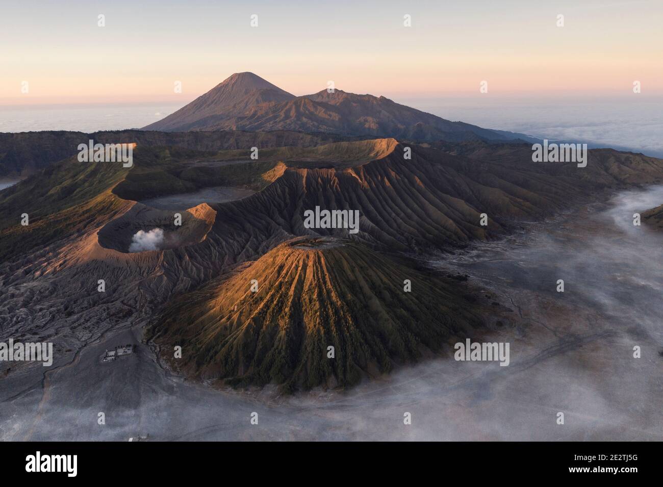 Les sommets volcaniques du Mont Bromo et du Mont Semeru en pat du massif du Tengger à Java-est, en Indonésie Banque D'Images