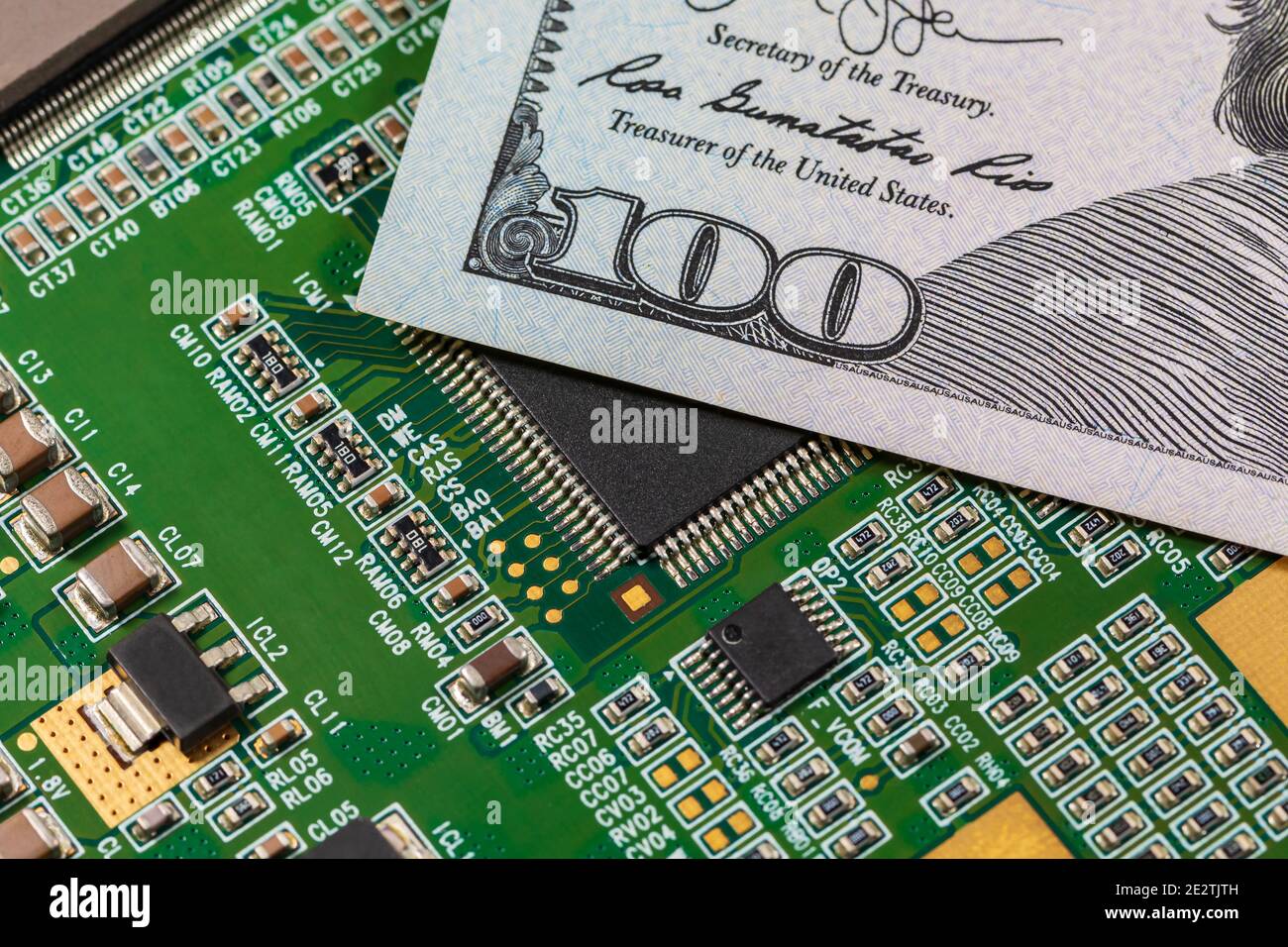 Gros plan sur la carte de circuit imprimé semi-conducteur et facture de 100 dollars. Concept de pénurie, d'approvisionnement et de production de semi-conducteurs Banque D'Images