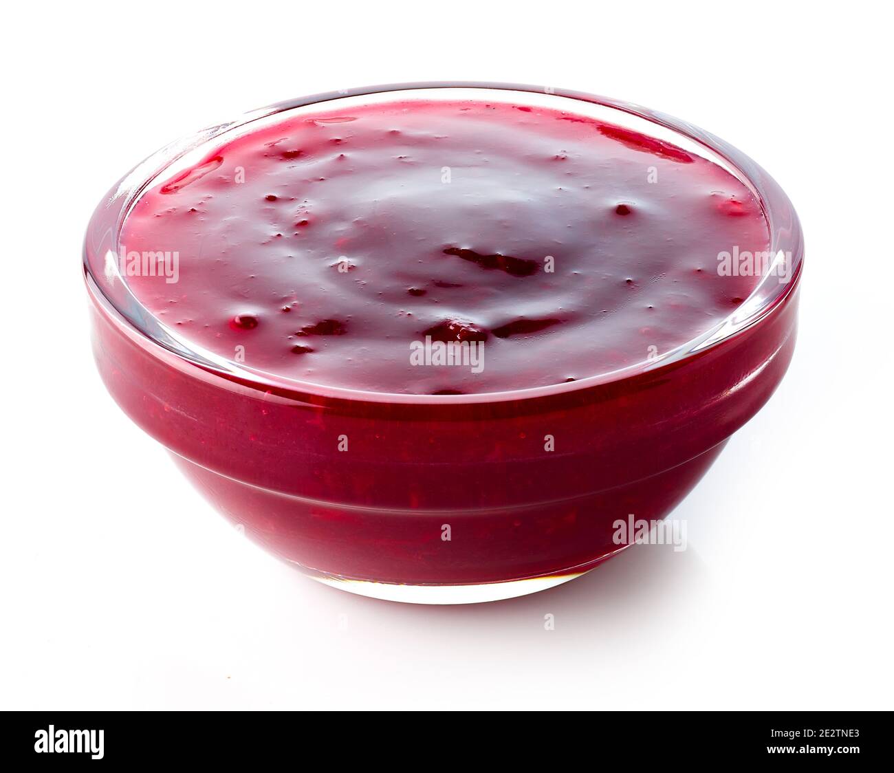 Sauce à la cerise dans un bol en verre isolé sur fond blanc Banque D'Images