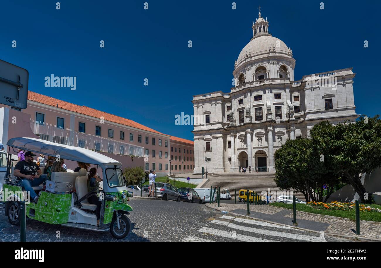 Véhicule à trois roues pour les touristes, Panthéon national ancienne église Santa Engracia, place Campo de Santa Clara, quartier Alfama, Lisbonne, Portugal Banque D'Images