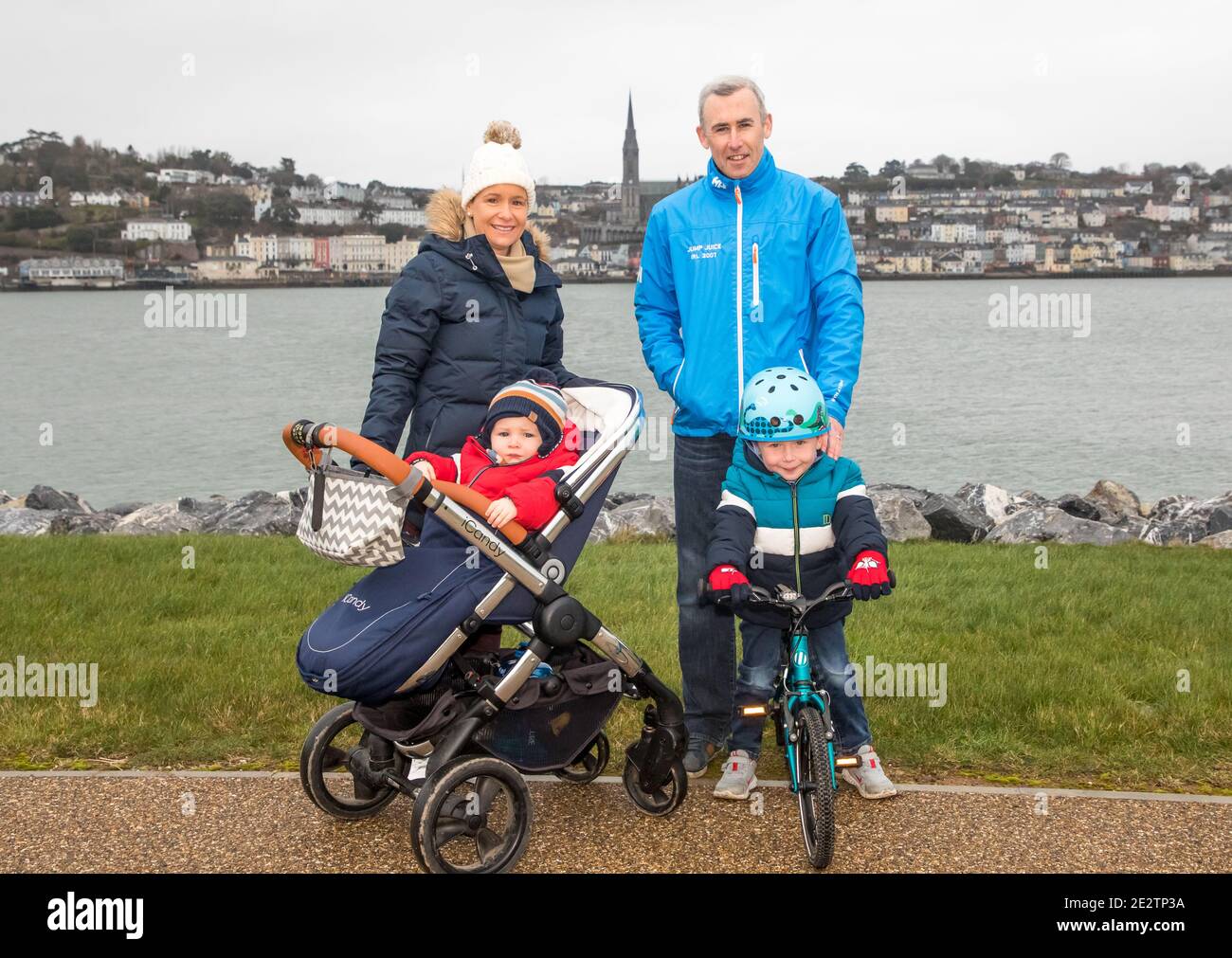 Haulbowline, Cork, Irlande. 15 janvier 2021. Nicky et Brian Carroll avec leurs fils Alex et James qui ont été l'un des premiers visiteurs au nouveau parc d'attractions qui vient d'ouvrir sur Haulbowline Island, Co. Cork, Irlande. - crédit; David Creedon / Alamy Live News Banque D'Images