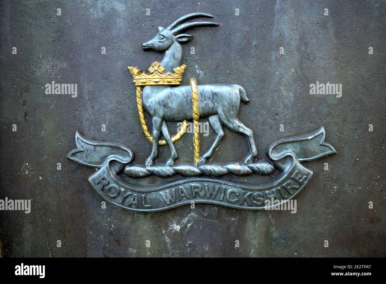 Écusson régimentaire du Royal Warwickshire sur un monument commémoratif, Hampton Magna, Warwickshire, Angleterre, Royaume-Uni Banque D'Images