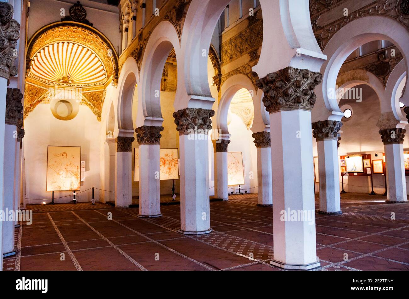 Santa Maria la Blanca à Tolède en Espagne est un musée et une ancienne  synagogue appartenant à l'Eglise catholique, l'arche pétoncle l'emplacement  de l'arche de la Torah Photo Stock - Alamy